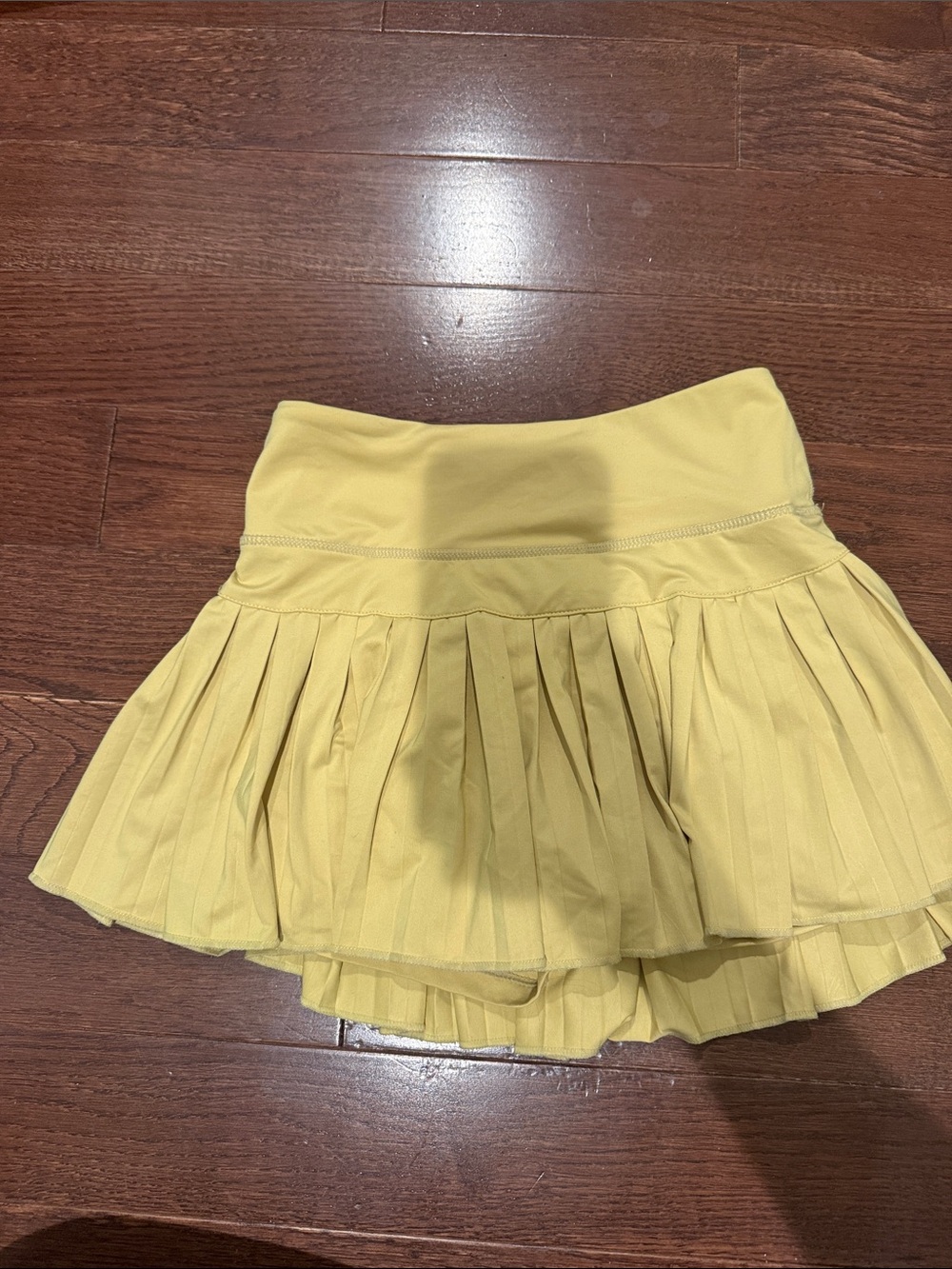 Goldhinge XS lime pleated skirt
